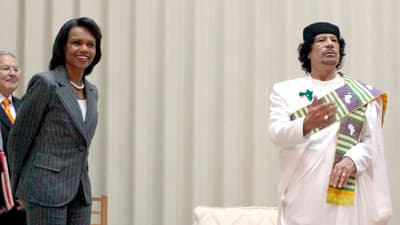 Gaddafi tinha uma obsessão séria por Condoleezza Rice, presenteando‑a com mais de 00.000 em presentes e encomendando a um compositor local famoso uma canção chamada "Flor Negra na Casa Branca"