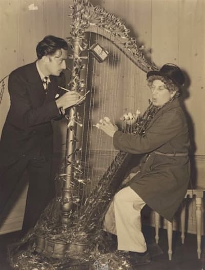 بعد أن التقى سلفادور دالي وهاربو ماركس وأبديا إعجابهما المتبادل، أرسل دالي لهاربو هدية عيد الميلاد: قيثارة بأوتار من الأسلاك الشائكة وملاعق كأزرار ضبط، ملفوفة بالسيليوفان. كان هاربو مسرورًا وأرسل لدالي صورة لنفسه جالسًا على القيثارة بأصابع مضمَّمة.