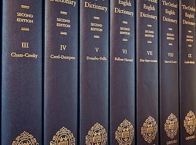 Im Jahr 1879 wurde geschätzt, dass das Oxford English Dictionary zehn Jahre zur Fertigstellung benötigen würde, aber nach fünf Jahren hatten sie nur das Wort „Ant“ erreicht. Nachdem sie die Leser zur Mitarbeit aufgerufen hatten, wurde es 44 Jahre später fertiggestellt. Die Verleger schätzen jetzt, dass es einer einzelnen Person 120 Jahre dauern würde, es nur zu tippen.