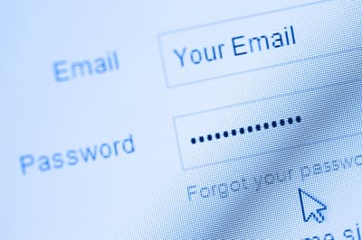 En 1999, un groupe de hackers a découvert qu'ils pouvaient accéder à n'importe quel compte Hotmail simplement en entrant « eh » comme mot de passe. Microsoft a corrigé le problème en deux heures.