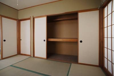 ホームレスの女性は、男性のクローゼットで1年間暮らすことをどうやって生き延びたのか？