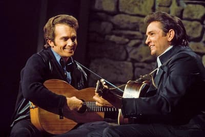 Merle Haggard ha assistito per la prima volta a un concerto di Johnny Cash mentre era a San Quentin?