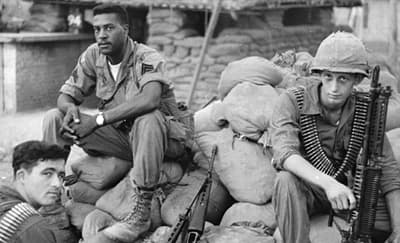 美国军方是如何解除在冰岛对黑人士兵的禁令的？