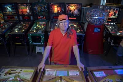 为什么拉斯维加斯弹球名人堂的馆长对埃尔顿·约翰生气？