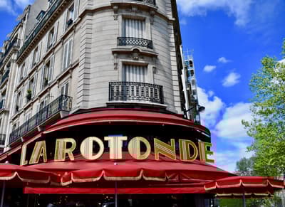 Comment les artistes affamés payaient-ils leurs boissons au Café de la Rotonde ?