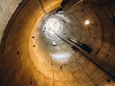 比萨斜塔内部有什么？