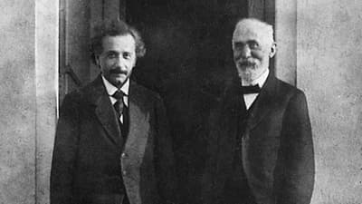 Who Discovered the Lorenz-Lorentz Equation?