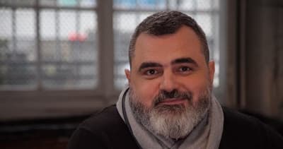 法国法院为何向弗雷德里克·德斯纳德裁定赔偿40,000欧元？