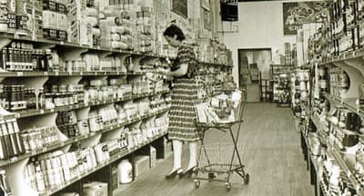 ¿Cómo convenció el inventor del carrito de la compra a la gente para que lo usara?