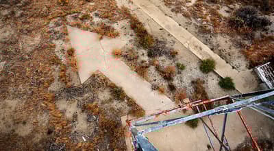 Waarom heeft de federale regering elke 10 mijl in Amerika gigantische pijlen laten bouwen?