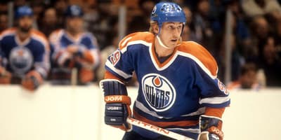 Chi è l'unico giocatore di hockey ad aver totalizzato 200 punti in una singola stagione?