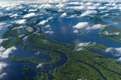 A pesar de tener 4.300 millas de longitud, el río Amazonas no tiene puentes y debe cruzarse en barco