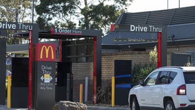 Le premier service au volant de McDonald's était destiné aux soldats incapables de quitter leur véhicule en uniforme