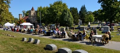 Avant que les parcs ne deviennent populaires, les gens faisaient des pique-niques dans les cimetières