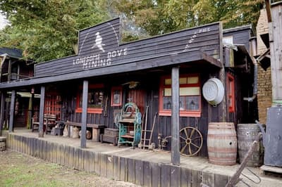 Laredo es un pueblo ficticio del Viejo Oeste en Inglaterra, construido por recreadores y solo abierto a socios