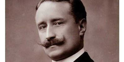 L’ancien président français Paul Deschanel est tombé par la fenêtre de sa cabine de sommeil et a été retrouvé errant dans l’obscurité, se proclamant président de la France.