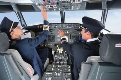 机长与副机长在餐食服务期间各自吃不同的餐,以防食物中毒。