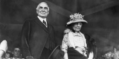 Charles R. Forbes, uno dei primi direttori del Veterans Bureau, rubò più di 2 milioni di dollari durante l’amministrazione del presidente Warren G. Harding; Harding dovette essere trattenuto fisicamente per non strangolare Forbes quando la corruzione fu rivelata.