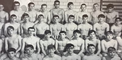 Per oltre 50 anni, le scuole pubbliche di Chicago hanno obbligato gli studenti maschi a nuotare nudi durante le lezioni di nuoto. Solo le studentesse potevano indossare il costume da bagno.