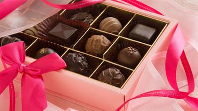 Les femmes japonaises sont censées offrir des chocolats aux hommes pendant la Saint-Valentin. Les chocolats Giri Choco ou Obligation font partie de cette tradition. Les hommes sont alors censés rendre le geste réciproque le 14 mars.