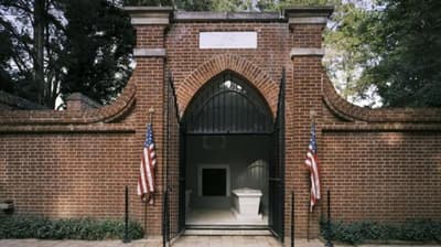 Le Capitole a été conçu pour que la tombe de George Washington soit exposée au public. Les deux chambres ont adopté des projets de loi disant qu'il devrait y être enterré. Après une tentative de vol de sa tête, le projet a été annulé.