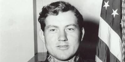 Jacklyn H. Lucas trat im Alter von 14 Jahren in die Marine ein. Er schlich an Bord eines Schiffs nach Iwo Jima, stürmte den Strand ohne Gewehr und warf sich auf zwei Granaten, um sein Team zu schützen. Er überlebte und erhielt im Alter von 17 Jahren die Medal of Honor.