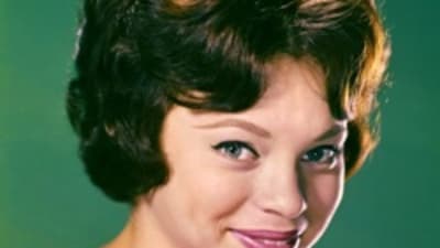 朱丽叶·安妮·普劳斯与弗兰克·辛纳屈订婚,曾与猫王有染,并成为《布偶秀》首位嘉宾