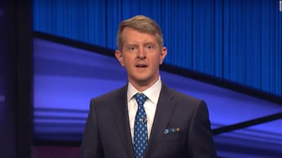 Ken Jennings, il pericolo! Il super campione alla fine è diventato l'ospite dello spettacolo. Ha vinto così tante partite durante la sua serie iniziale. Ha ammesso di aver inventato aneddoti per l'intervista allo spettacolo.