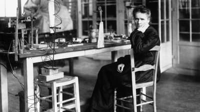 Marie Curie gardait des flacons de radium dans sa poche et sur sa table de chevet parce qu'elle aimait leur lueur.