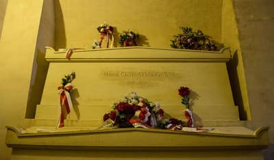 Мария Кюри похоронена в гробу, выстланном свинцом. Её тело и записки сильно радиоактивны, потому что она работала с радием.