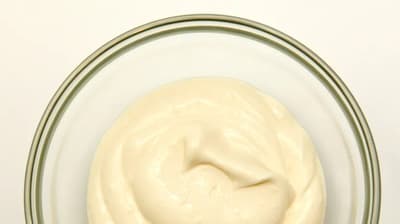 La mayonnaise produite commercialement a une acidité élevée. La croissance des bactéries pathogènes d'origine alimentaire est ralentie et le produit ne nécessite pas de réfrigération.