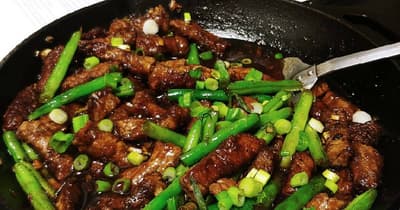 Il manzo mongolo servito nei ristoranti cinesi non proviene dalla Mongolia: nasce dai chioschi di barbecue mongolo di Taiwan, creati da un imprenditore taiwanese negli anni ’50.