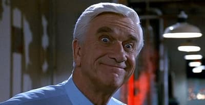 عند وفاة ليزلي نيلسن عام 2010، نشرت ESPN سيرةً لشخصية إينريكو بالازو في فيلم «المسدس العاري»