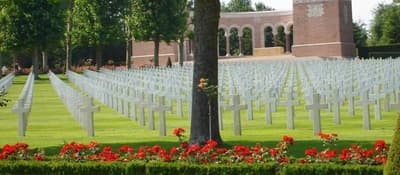 Vierundneunzig US-Soldaten aus dem Zweiten Weltkrieg wurden vom US-Militär hingerichtet und auf Grundstück E des amerikanischen Friedhofs Oise Aisne in Frankreich beigesetzt. Sie waren als Dishonored Dead bekannt, und keine US-Flagge durfte über den Weltraum fliegen