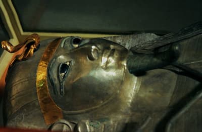 La tombe de Psusennes I est la seule tombe pharaonique égyptienne qui a été découverte complètement intacte. Malgré sa renommée et la qualité de ses artefacts, la tombe de Toutankhamon a été cambriolée deux fois