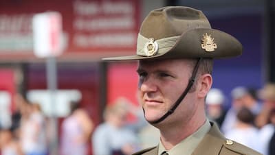 El sombrero slouch es el icónico sombrero australiano levantado por un lado para que las fuerzas armadas puedan colocar y retirar los rifles de los hombros sin golpear el ala.