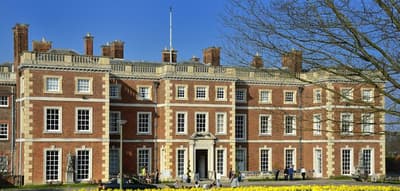 Trent Park était le camp de prisonniers de guerre britanniques pendant la Seconde Guerre mondiale. Ils feraient des prisonniers de l'Axe et les laisseraient vivre dans le luxe. La maison a été mise sur écoute et le programme a donné aux alliés beaucoup d'informations vitales