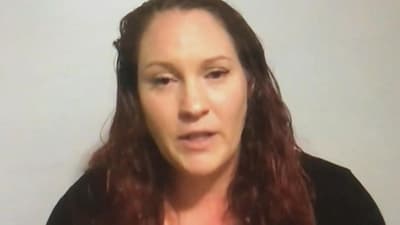 女子在睡过降落后醒来，发现自己独自一人在加拿大航空的飞机上，已停机数小时，只能用手电筒求救。