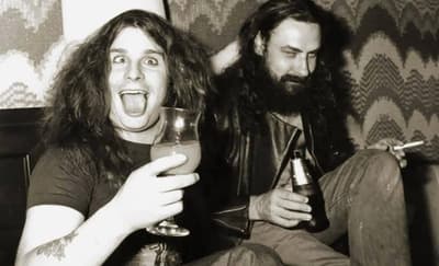 Leden van de band Black Sabbath hebben hun drummer Bill Ward bijna gedood. Ze schilderden hem in gouden verf en lak nadat hij flauwviel van het drinken.