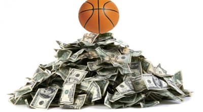 De acordo com a Sports Illustrated, cerca de 60% dos ex-jogadores da NBA quebram dentro de 5 anos após a aposentadoria. Considerando que 78% dos ex-jogadores da NFL chegam à falência dentro de 2 anos após a aposentadoria.