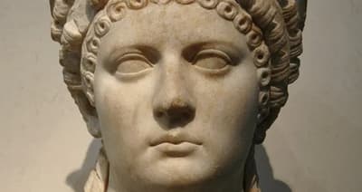 Kaiser Nero ließ sich scheiden und verbannte seine Frau Octavia, als er seine Geliebte schwanger machte. Dies führte zu einem öffentlichen Aufschrei, also beschloss er, sie stattdessen hinzurichten.