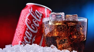 Coca-Cola verkauft weltweit etwa 1.9 Milliarden Getränke an einem einzigen Tag.