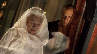 Dame Judi Dench était dans Les Chroniques de Riddick parce que Vin Diesel voulait travailler avec elle. Les scénaristes ont dû recréer un rôle pour lui convenir&nbsp;; Aereon, un ambassadeur Elemental Alien.