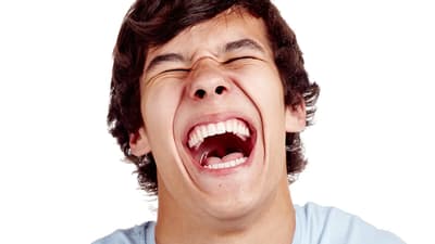 Según investigaciones, las personas con humor negro también tienen coeficientes intelectuales más altos y son menos agresivas.