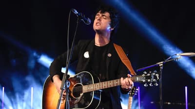 Billie Joe Armstrong, vocalista do Green Day, deu um chute de calcanhar em um homem no meio do show depois de vê-lo agredindo uma jovem. Ele interrompeu o espetáculo, desafiou o agressor para briga e pulou na plateia.