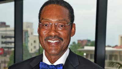 Junior Bridgeman 是前 NBA 球员,曾在休赛期于温迪汉堡工作以深入了解其运营。巅峰时期,他拥有超过 100 家温迪汉堡分店,身价超过 6 亿美元。