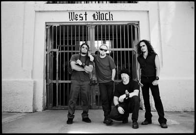 El ejército de EE. UU. puso música de Metallica para debilitar a los prisioneros que planeaban interrogar. Dejaron de hacerlo después de que la banda protestara, diciendo que no querían fomentar la violencia.