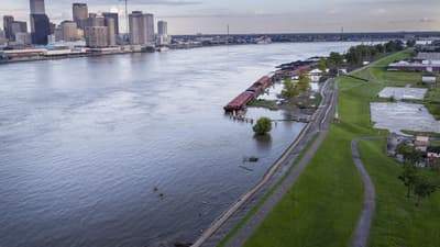 El gobierno de EE. UU. gasta miles de millones para evitar que el río Mississippi cambie su cauce y destruya Nueva Orleans.