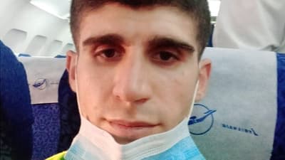 We need to translate the title to French, return only the translated title, nothing else. Title is long. Let's translate accurately.

"Mohammaed Aisah, a Sailor, was Stranded on a Cargo Ship Near the Suez Canal for Almost 4 Years. The Ship's Owner had Financial Difficulties, and the Captain Left the Vessel. The Courts Decided that the Lone Sailor Aboard be the Legal Guardian of the Ship."

French translation:

"Mohammaed Aisah, marin, a été bloqué sur un cargo près du canal de Suez pendant près de 4 ans. Le propriétaire du navire avait des difficultés financières, et le capitaine a quitté le bateau. Les tribunaux ont