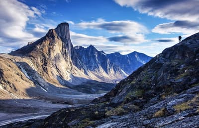Il Monte Thor del Canada ha la più lunga caduta verticale al mondo. Se ci cadesse, scenderesti per più di un chilometro prima di toccare qualcosa.